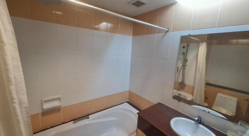 Western Grand Hotel Ratchaburi Ban Bang Kra Exterior photo